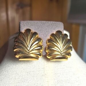 Fan/Shell Clip-On Gold Tone Earrings